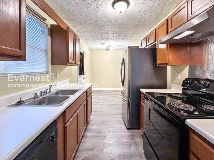 Building Photo - 9151 Clubhouse Dr