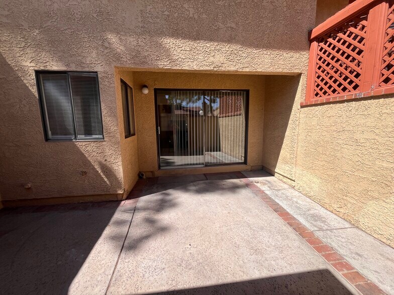 Building Photo - 2448 Pickwick Dr