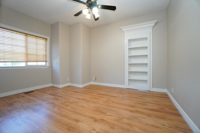 Building Photo - 2511 W Teano Dr