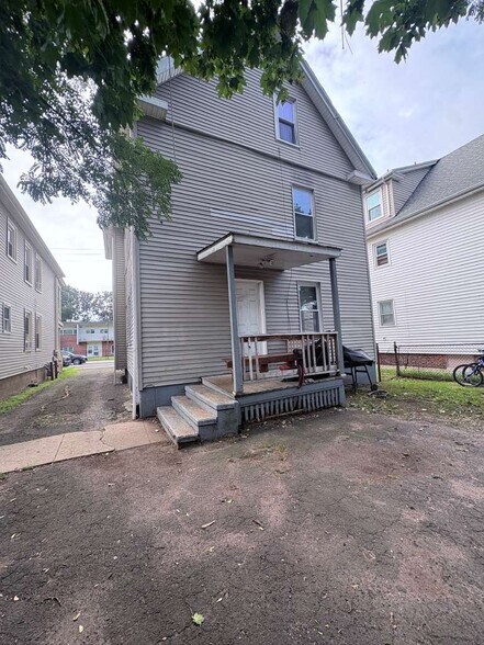 Building Photo - 227 County St
