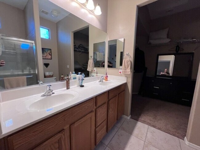 Building Photo - 2BR Vacation Home in Gated Community Bullhead Parkway with Utilities Avail 10/1