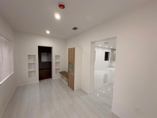 Building Photo - 1721 SW 12th St