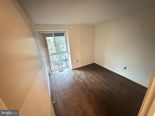 Building Photo - 9250 Three Oaks Dr