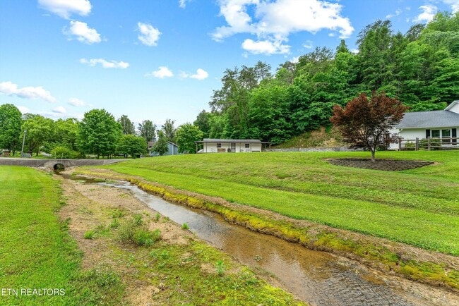 Building Photo - 519 Country Oaks Dr