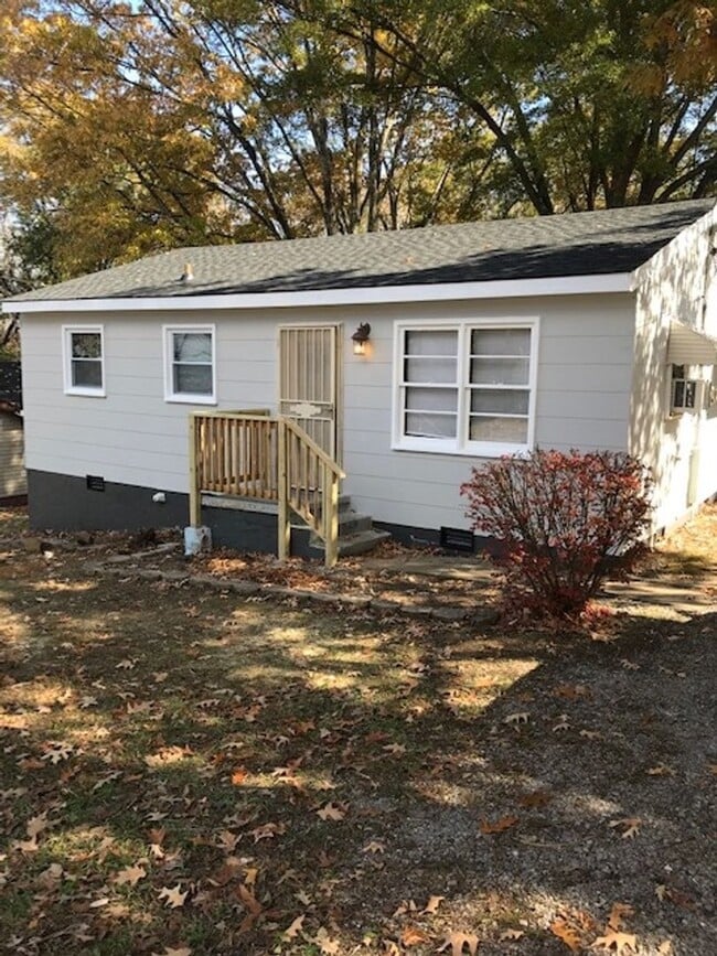 Primary Photo - 3 Bedroom 1 Bathroom Single Family Home! A...