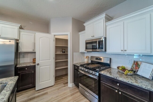 Building Photo - Beautiful 3 bed 2 bath Desert Color Home! ...