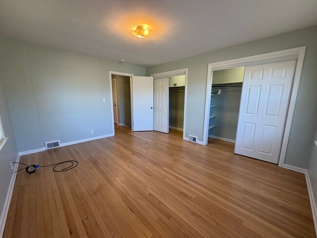 Building Photo - Charming Updated 3-Bedroom in the Heart of Alger Heights