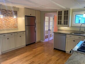 Building Photo - 10 Salem St Ave