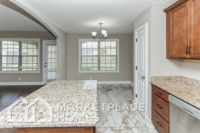 Building Photo - 702 Jim Brown Dr