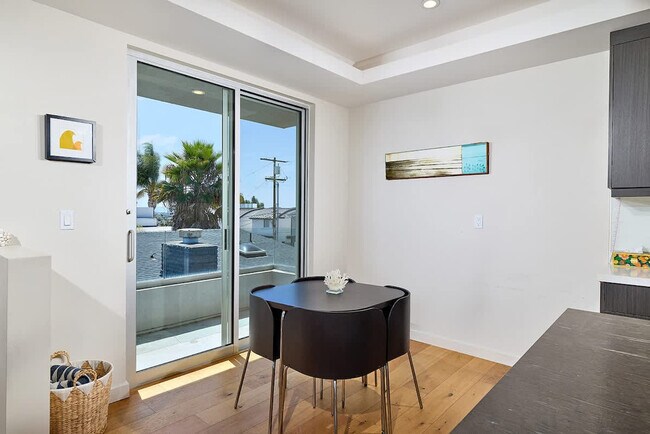 Building Photo - 2310 Edinburg Ave