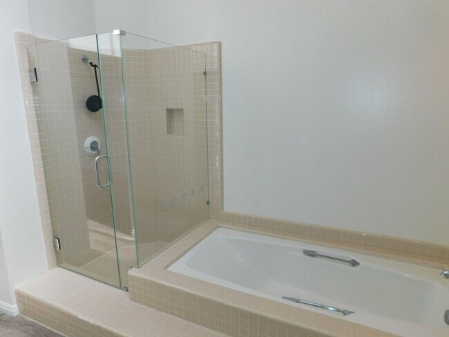 Building Photo - Gated Lake community 2 bed, 2.5 bath home.