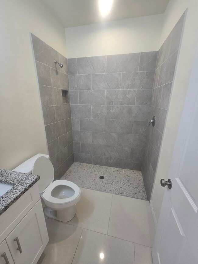 Building Photo - Cozy Two Bedroom, one bath house-Newer Con...