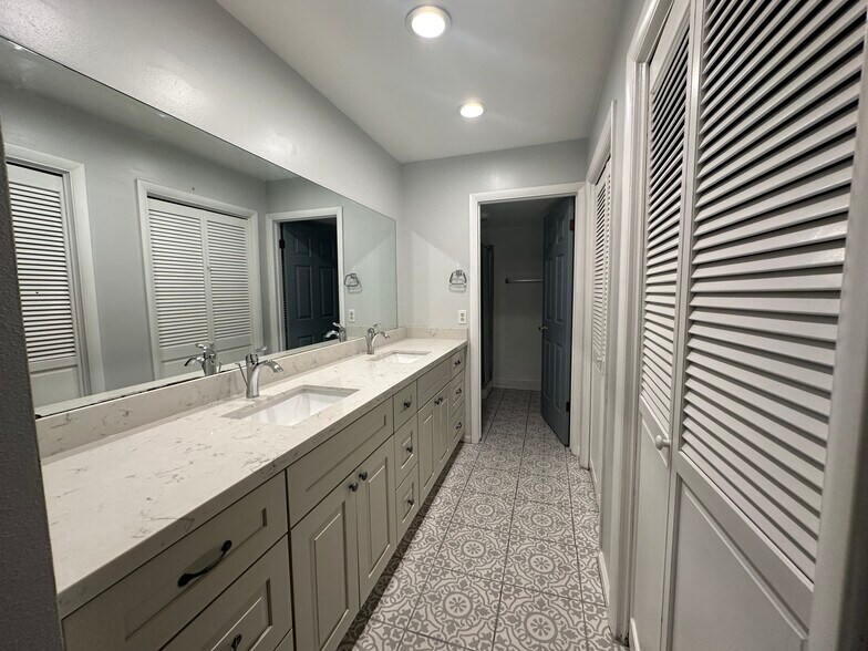 Building Photo - 1541 E Waterbury Dr