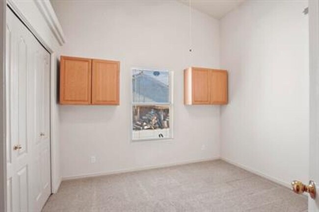 Building Photo - Bloomington Beauty!  6 month lease