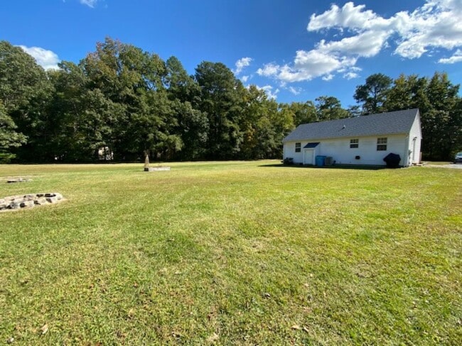 Building Photo - Rural & Adorable Rancher for Rent on large lot!