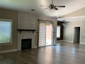 Building Photo - Beautiful home in very desirable neighborhood