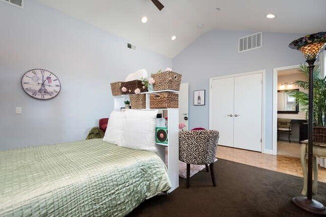 Building Photo - 2044 Fairmont Dr
