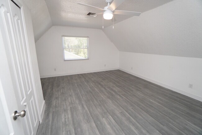 Building Photo - 546 NE 43rd Ct