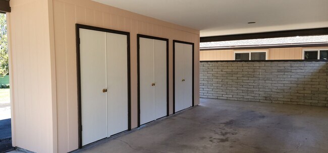 Building Photo - Beautiful 2 Bedroom / 2 Bath Bungalow Next to Hidden Valley Golf Club with Large Private Patio, N...