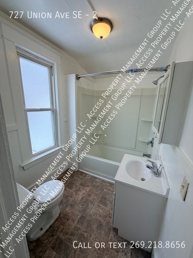 Building Photo - 727 Union Ave SE