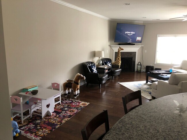 Building Photo - 3-Bedroom Townhome Available Eary July!
