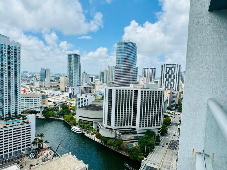 Building Photo - 609 Brickell Ave