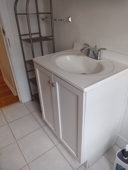 bathroom - 2128 Pemberton St