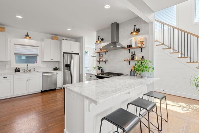 Building Photo - Stunning Rental In Charlotte Parkside