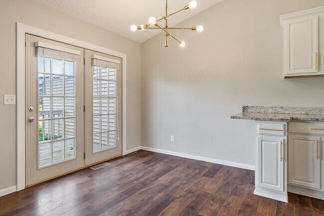 Building Photo - 663 Amphitheater Dr