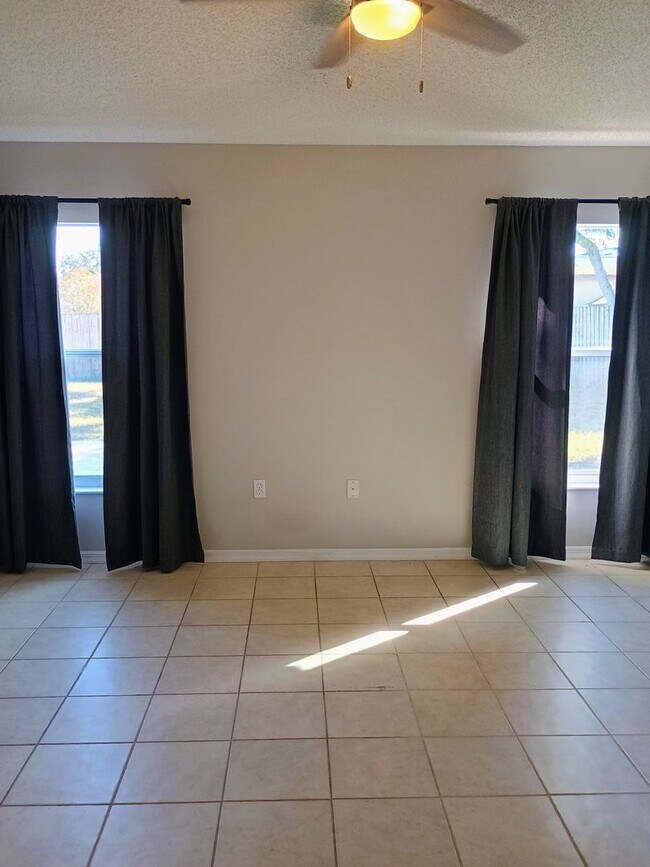 Building Photo - 3 bedroom 2 bathroom Fenced in yard