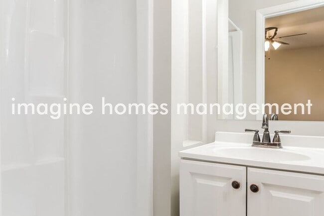 Building Photo - Lovely Freshly Remodeled 3BR 2BA Home in O...