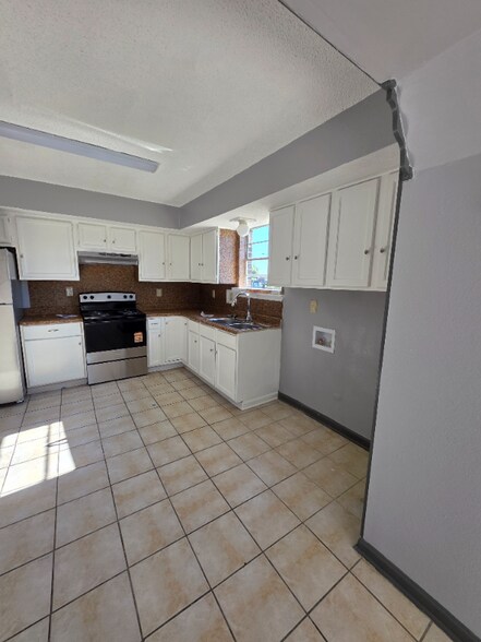 Building Photo - 7801 Sun St