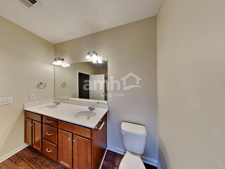 Building Photo - 1007 Middleton Ln