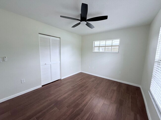 Building Photo - 3-Bed/2-Bath Sarasota Gem: Private Pool & Central Location!!