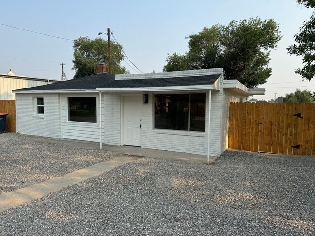 Building Photo - Cozy Remodeled 2 Bedroom, 1 Bathroom Home