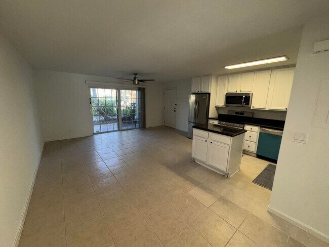 Building Photo - 110 N Lakeside Dr