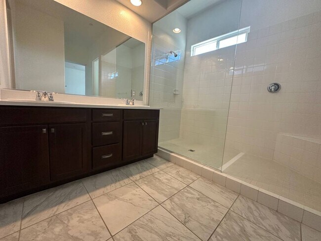 Building Photo - STUNNING LUXURY TOLL BROTHERS DESIGN TOWNH...