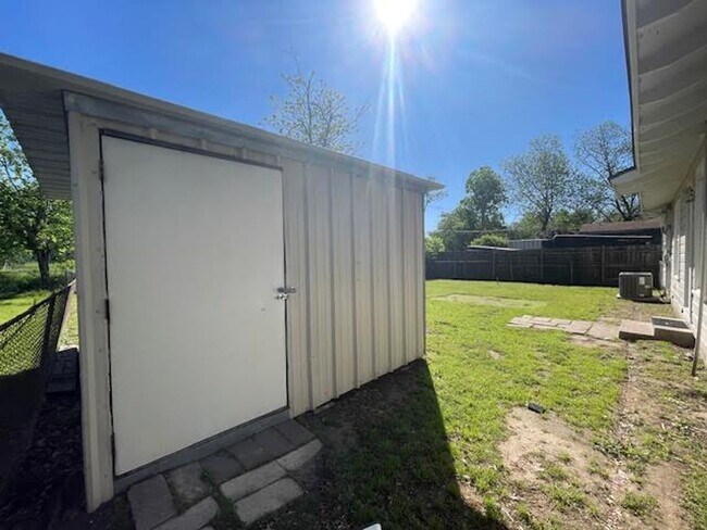 Building Photo - 1105 Fisher St