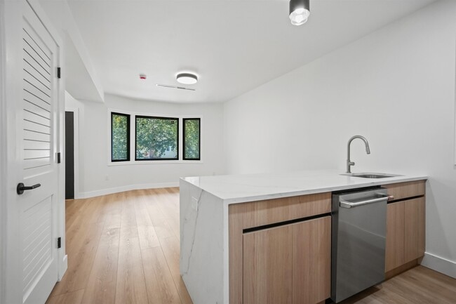 Building Photo - 31 W 46th St