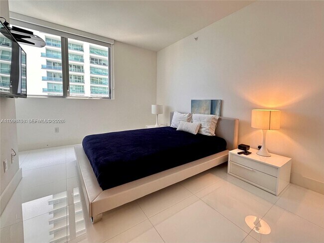 Building Photo - 1300 Brickell Bay Dr