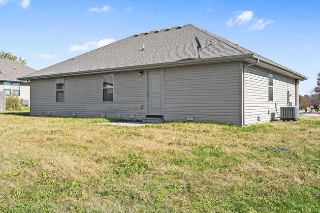 Building Photo - 1115 S Tanner Dr