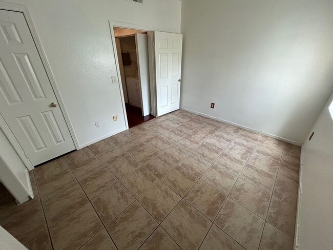 Building Photo - Charming condo in desirable West Las Vegas location