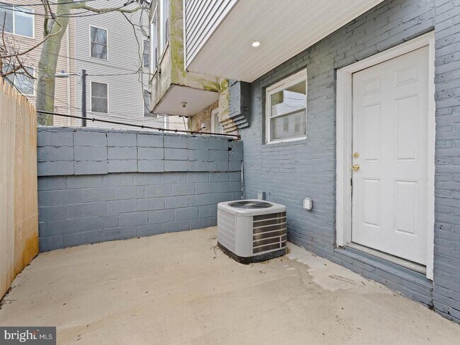 Building Photo - 2211 Pierce St
