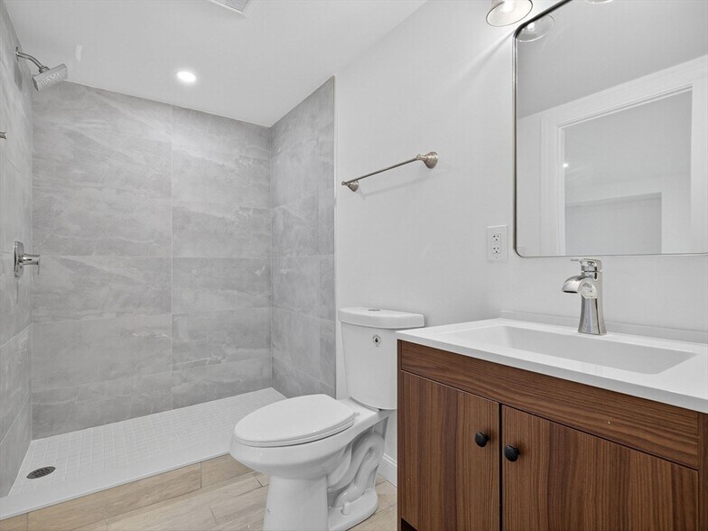 Building Photo - 425 Medford St