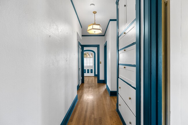 Building Photo - 2004 Hillcrest Rd