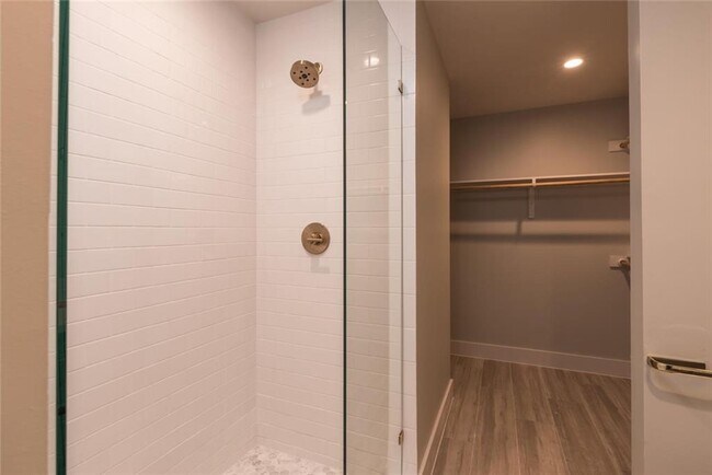 Building Photo - 505 W 7th St