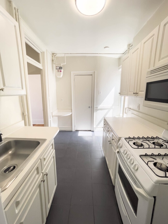 Interior Photo - 170-172 Spring Street