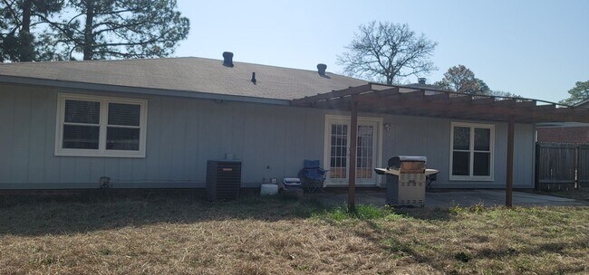 Building Photo - Don't miss this beauty!!!