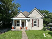 Building Photo - Cozy Three-Bedroom, One-Bathroom Home in R...