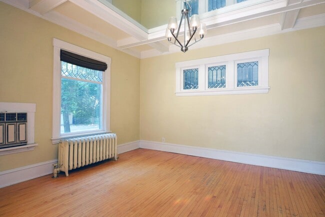 Building Photo - Beautiful 4-bedroom 2.5-bathoom - Great Lo...